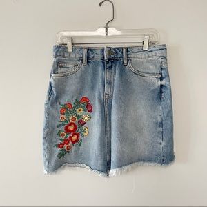 Zara floral embroidered light denim skirt frayed hem mini length